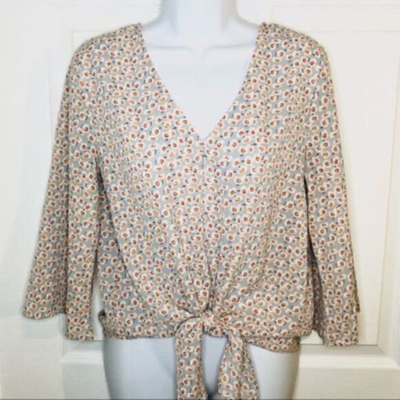 Francesca’s Carissa Front Tie Knot Cropped Floral Top Gray S - Picture 2 of 11